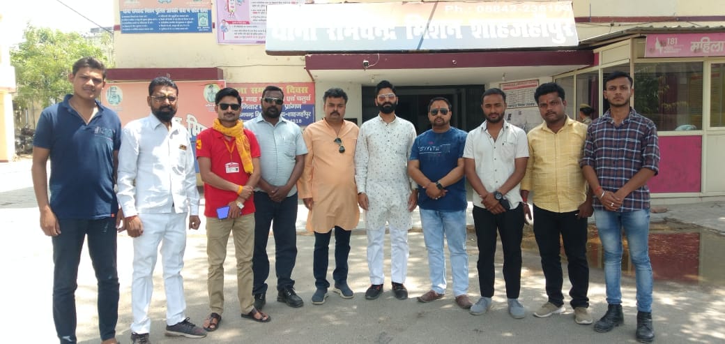 शाहजहांपुर में आरसी मिशन थाना के बाहर प्रदर्शन करते गोरक्षक व हिंदू संगठन कार्यकर्ता शाहजहांपुर में आरसी मिशन थाना के बाहर प्रदर्शन करते गोरक्षक व हिंदू संगठन कार्यकर्ता