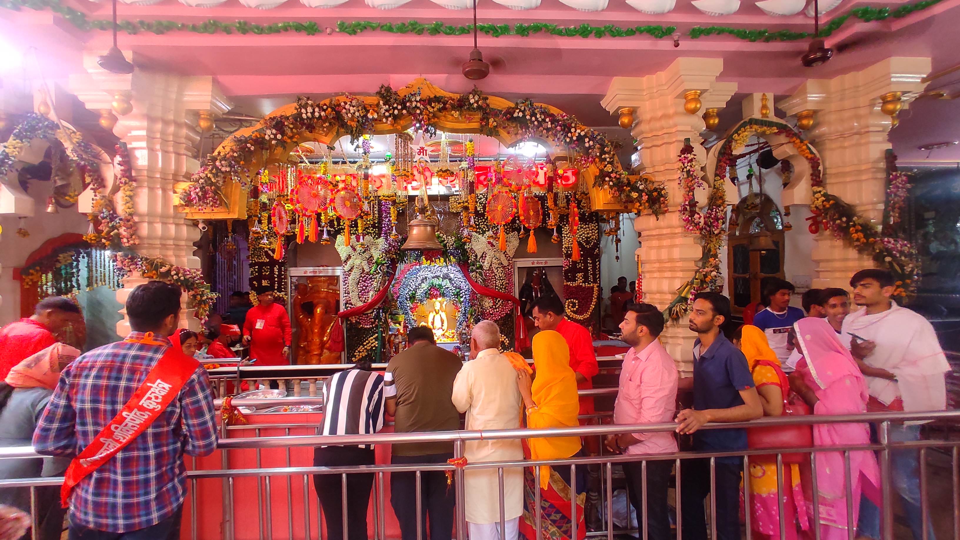 श्री देवी कूप भद्रकाली मंदिर में मां के दर्शन करते श्रद्धालु। संवाद श्री देवी कूप भद्रकाली मंदिर में मां के दर्शन करते श्रद्धालु। संवाद
