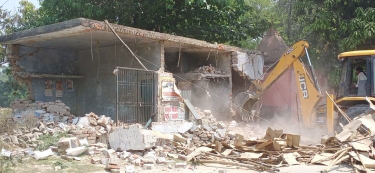Bulldozer – Thunder Bulldozer : 34 maisons pucca, 24 magasins temporaires effondrés