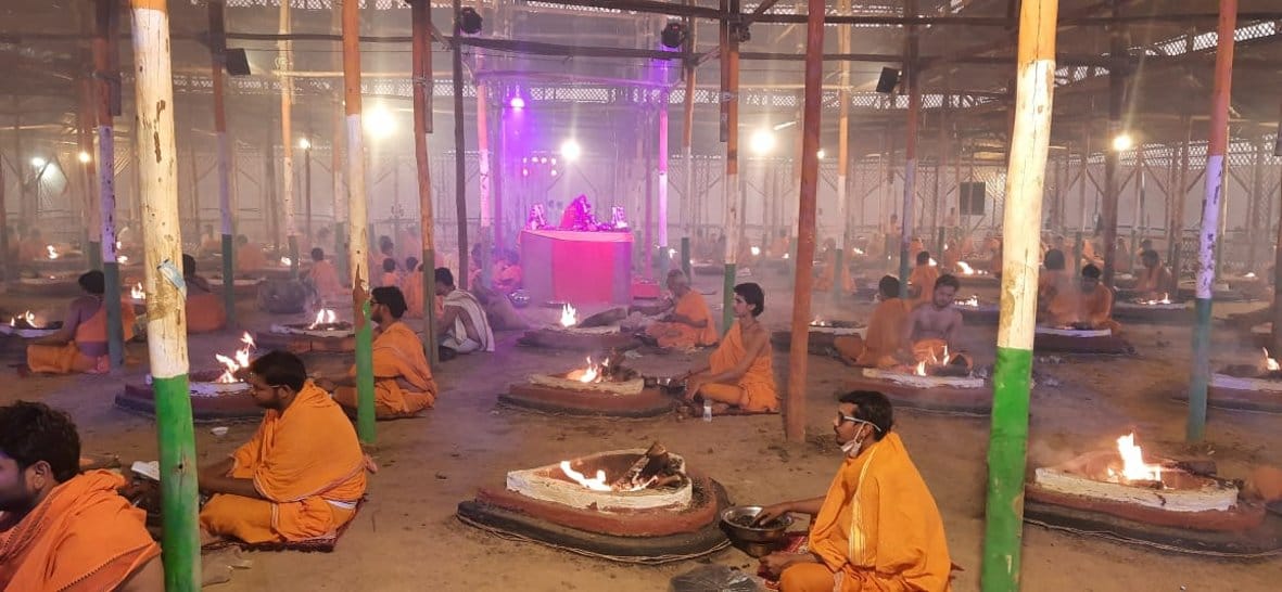अमीनगर सराय में चल रहे यज्ञशाला में आहुतियां देते आचार्य अमीनगर सराय में चल रहे यज्ञशाला में आहुतियां देते आचार्य