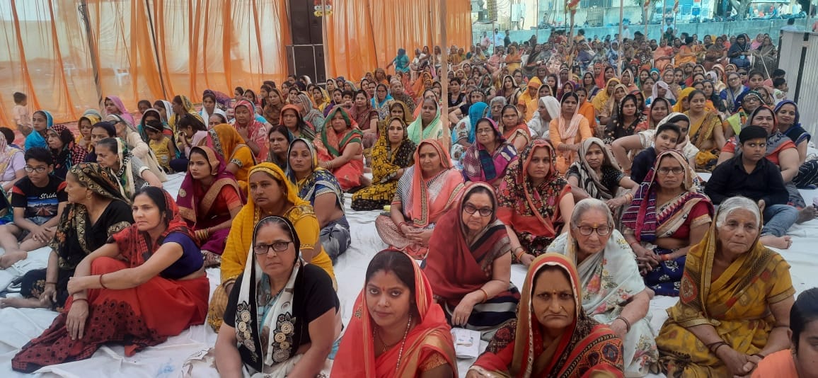 अमीनगर सराय में कथा में भाग लेती महिला श्रद्घालु