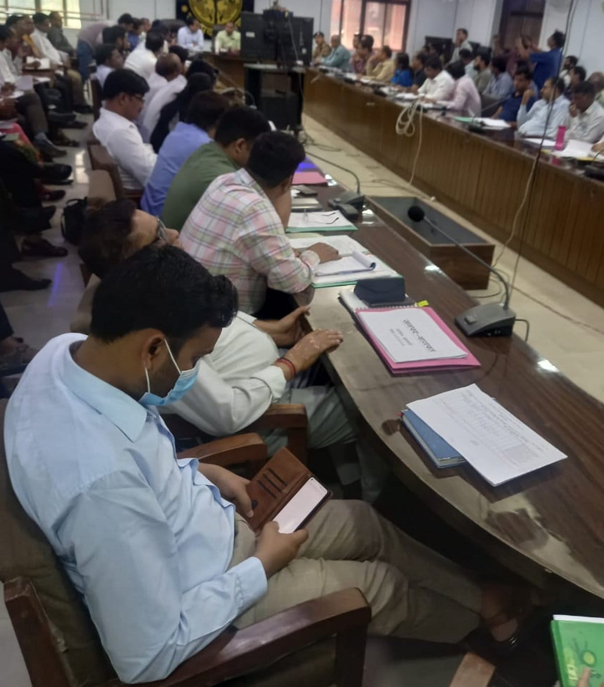 बागपत कलक्ट्रेट स्थित सभागार में डीएम राजकमल यादव बैठक लेते हुए दूसरी ओर फोन चलाता एक अधिकारी दू? बागपत कलक्ट्रेट स्थित सभागार में डीएम राजकमल यादव बैठक लेते हुए दूसरी ओर फोन चलाता एक अधिकारी दू?