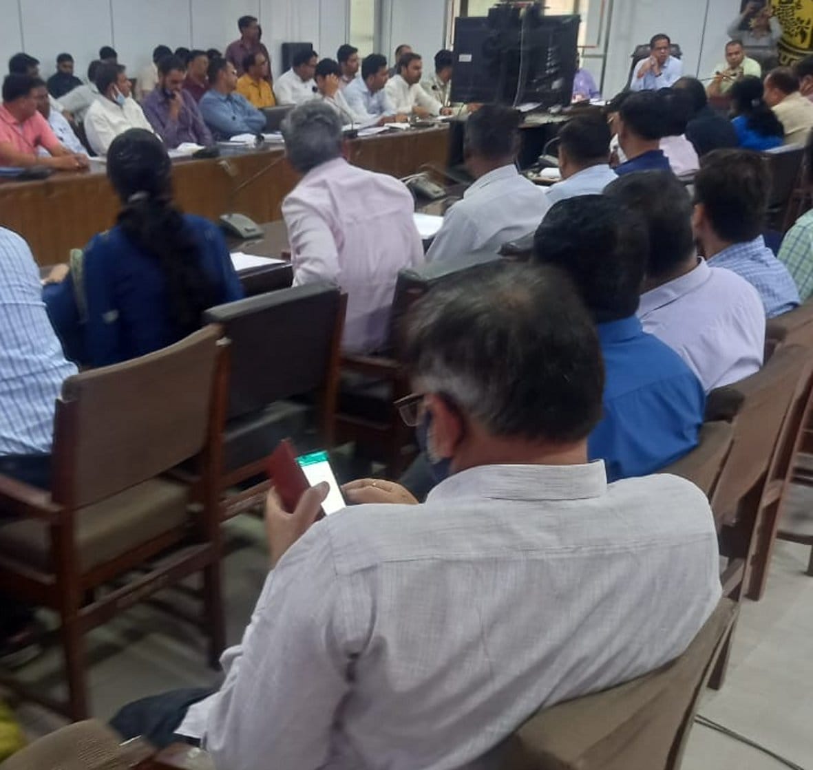 बागपत कलक्ट्रेट स्थित सभागार में डीएम राजकमल यादव बैठक लेते हुए दूसरी ओर फोन चलाता एक अधिकारी बागपत कलक्ट्रेट स्थित सभागार में डीएम राजकमल यादव बैठक लेते हुए दूसरी ओर फोन चलाता एक अधिकारी