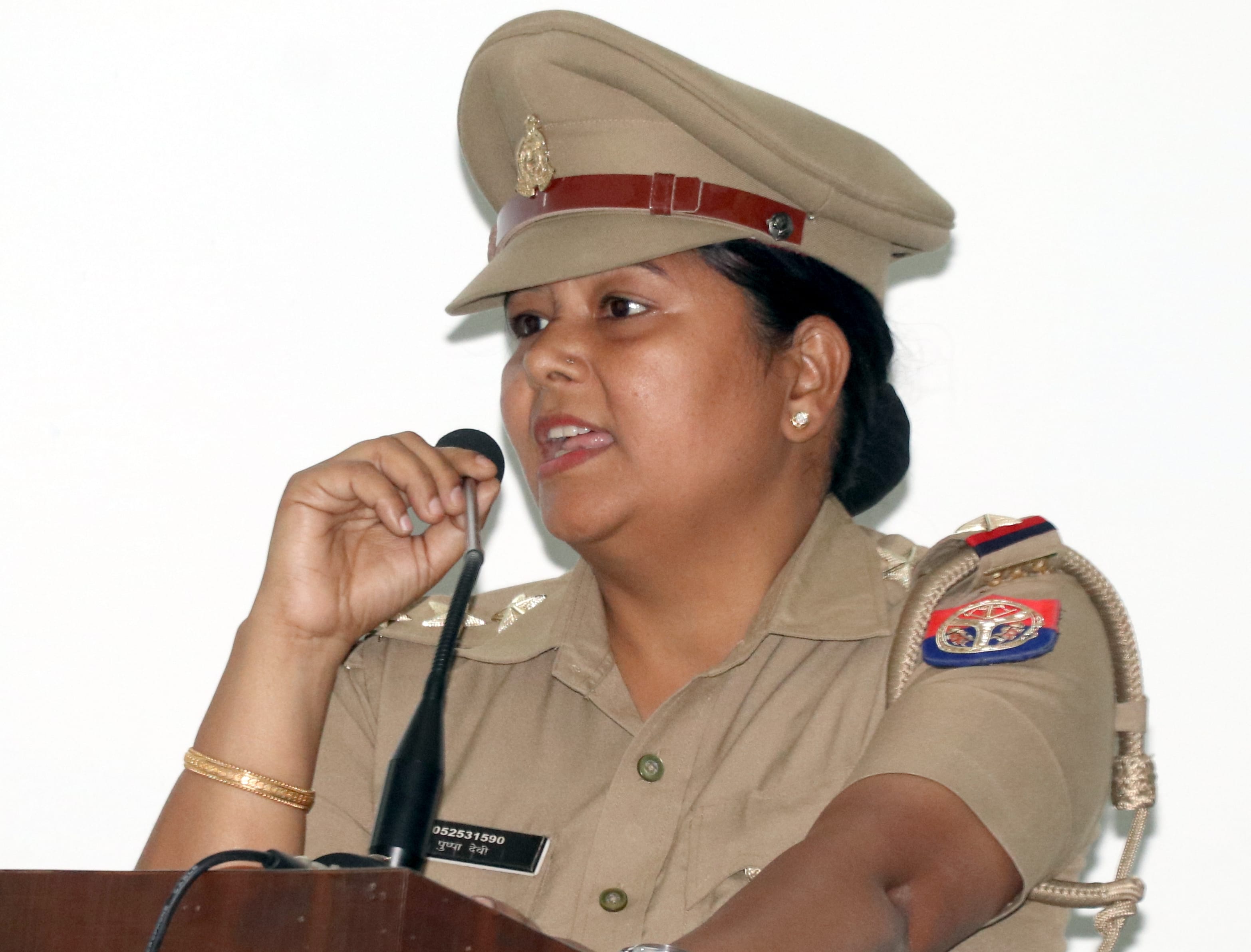 बिजनौर के विवेक कॉलेज में अमर उजाला के अपराजिता कार्यक्रम को संबोधित करती महिला थाना प्रभारी पु? बिजनौर के विवेक कॉलेज में अमर उजाला के अपराजिता कार्यक्रम को संबोधित करती महिला थाना प्रभारी पु?
