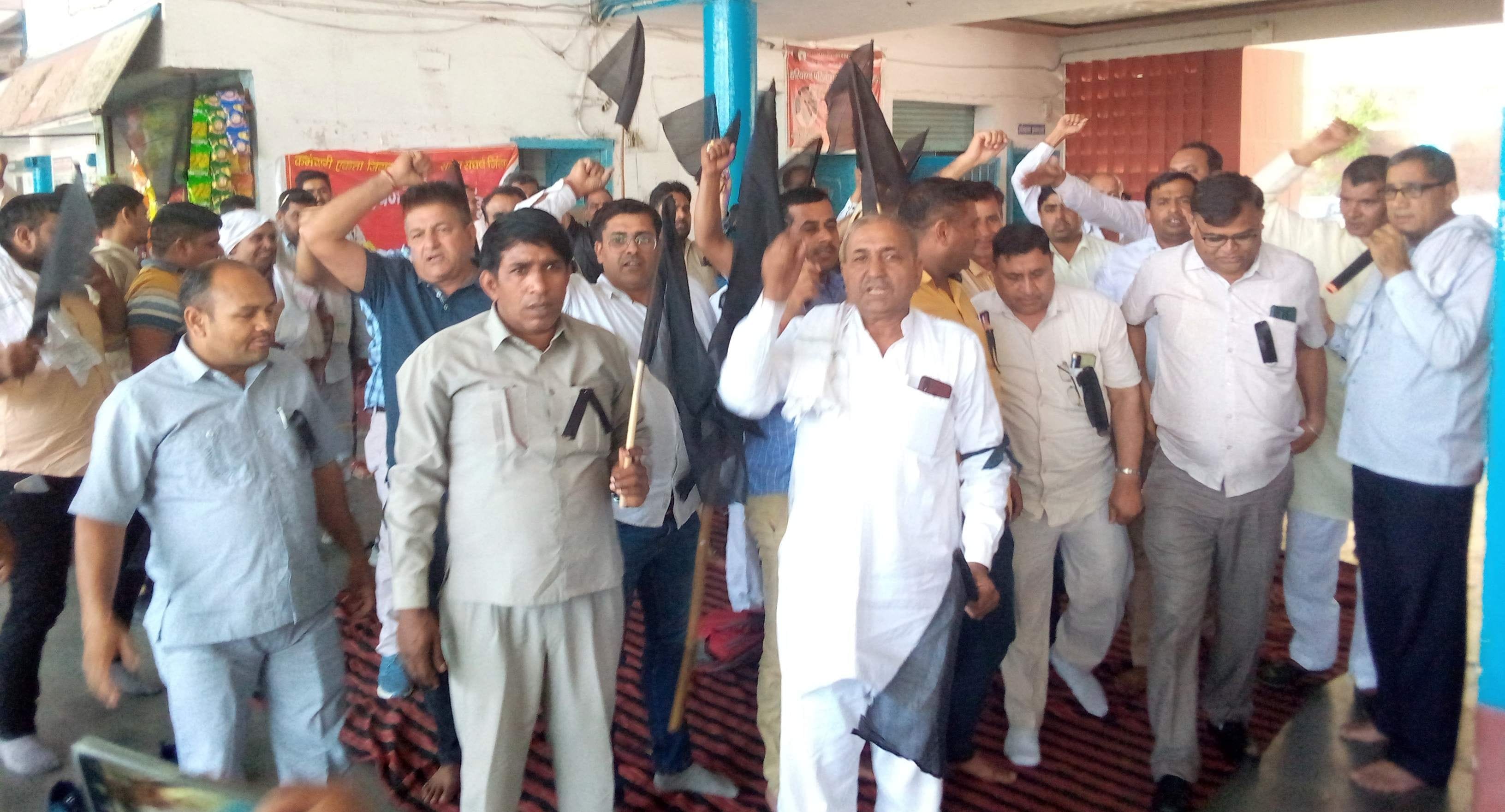 बस अड्डा परिसर में विरोध प्रदर्शन करते रोडवेज कर्मचारी। संवाद बस अड्डा परिसर में विरोध प्रदर्शन करते रोडवेज कर्मचारी। संवाद
