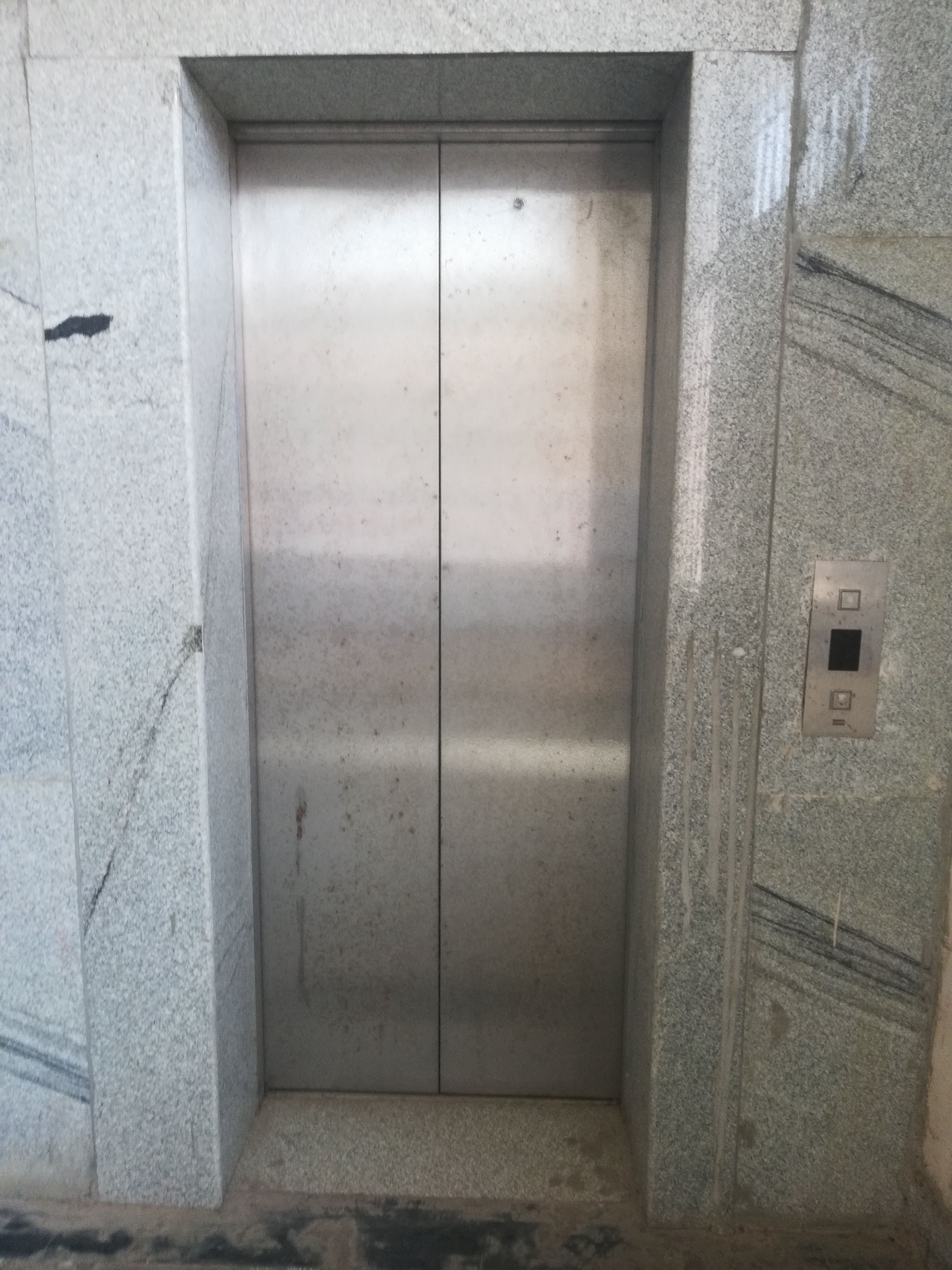   बंद पड़ी लघु सचिवालय में लगी लिफ्ट।