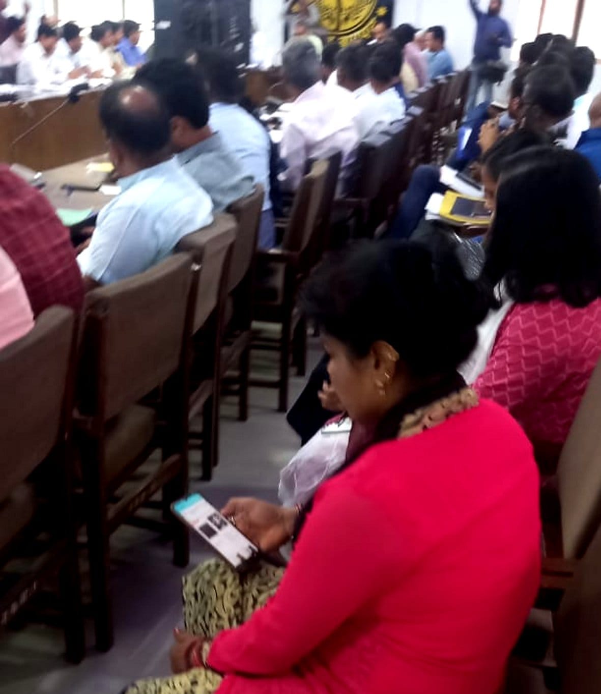 बैठक में अगर आप रहोगें फोन पर बिजी तो युवाओं को कैसे मिलेगीं सुविधाएं: बागपत कलक्ट्रेट स्थित सभाग बैठक में अगर आप रहोगें फोन पर बिजी तो युवाओं को कैसे मिलेगीं सुविधाएं: बागपत कलक्ट्रेट स्थित सभाग