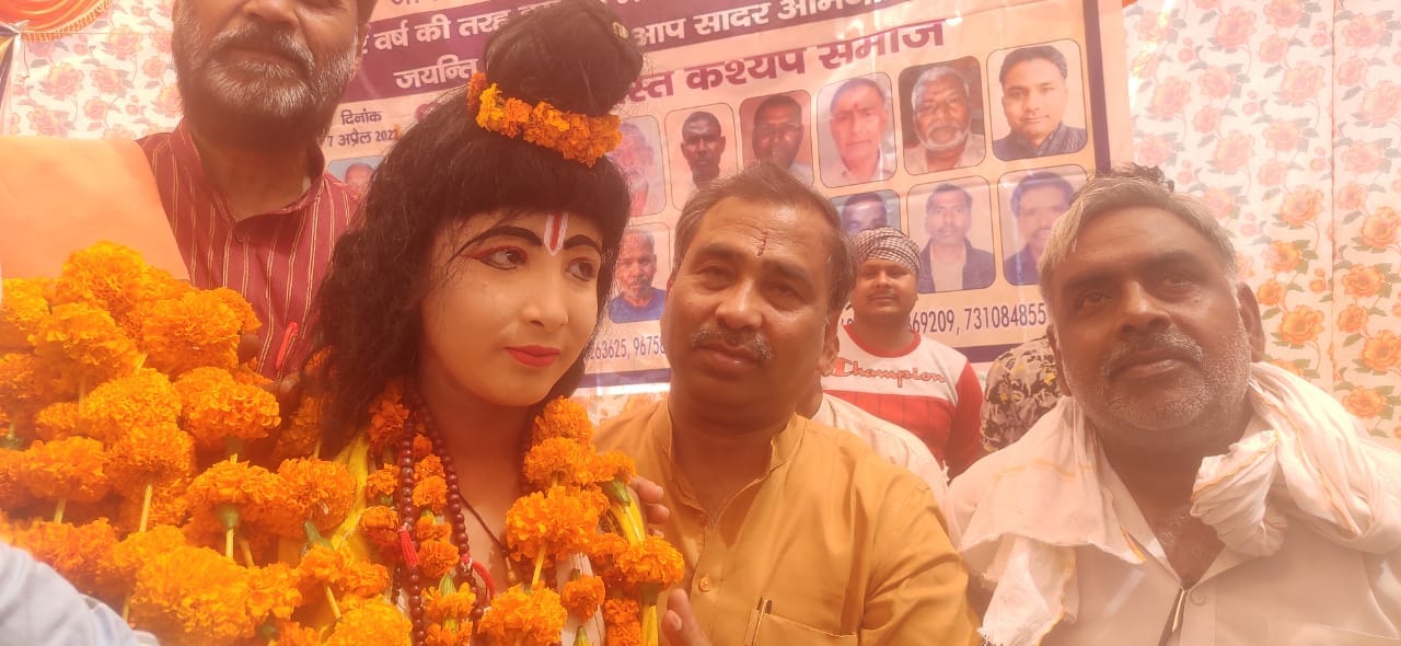 बड़गांव में झांकी के साथ राज्य मंत्री बृजेश सिंह