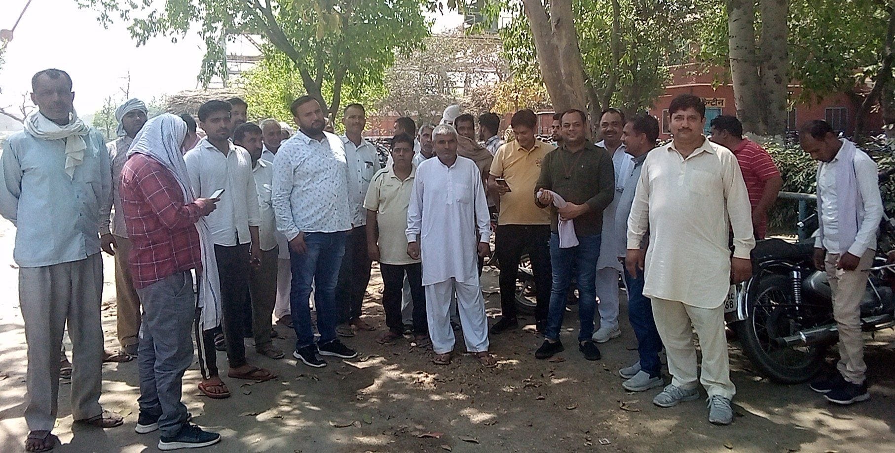 चीनी मिल में गन्ना पेराई नहीं होने के कारण रोष जताते किसान। संवाद चीनी मिल में गन्ना पेराई नहीं होने के कारण रोष जताते किसान। संवाद