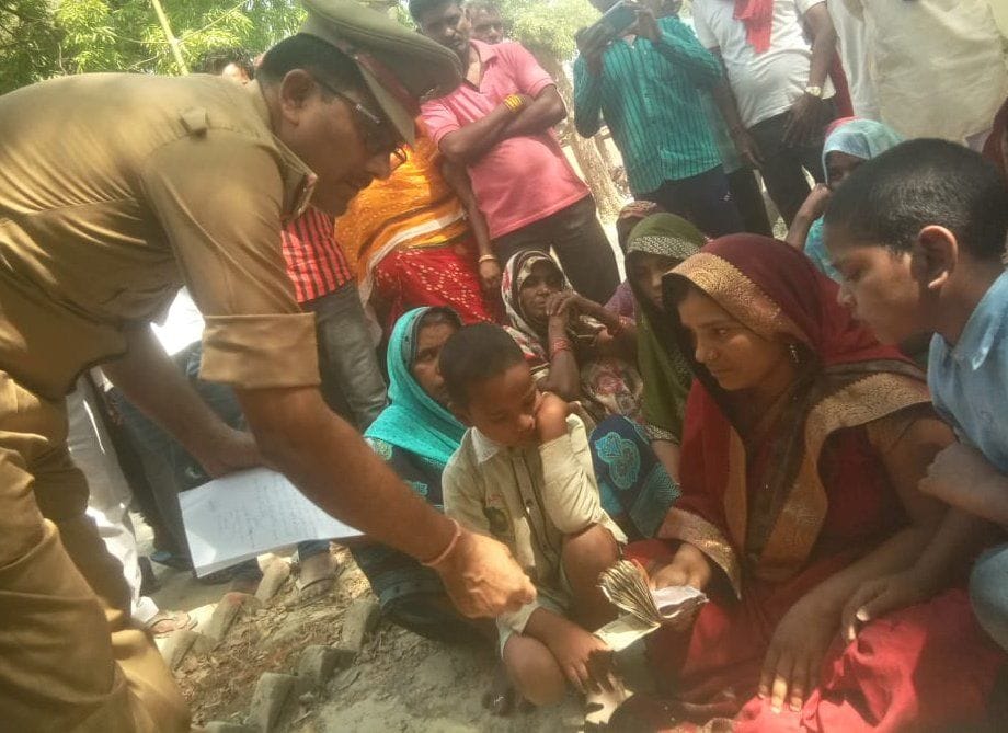 फतनपुर थाना क्षेत्र में सड़क हादसे में घायल इलाज के दौरान मृत चौकीदार शिवकुमार के परिजनों आर्थि?