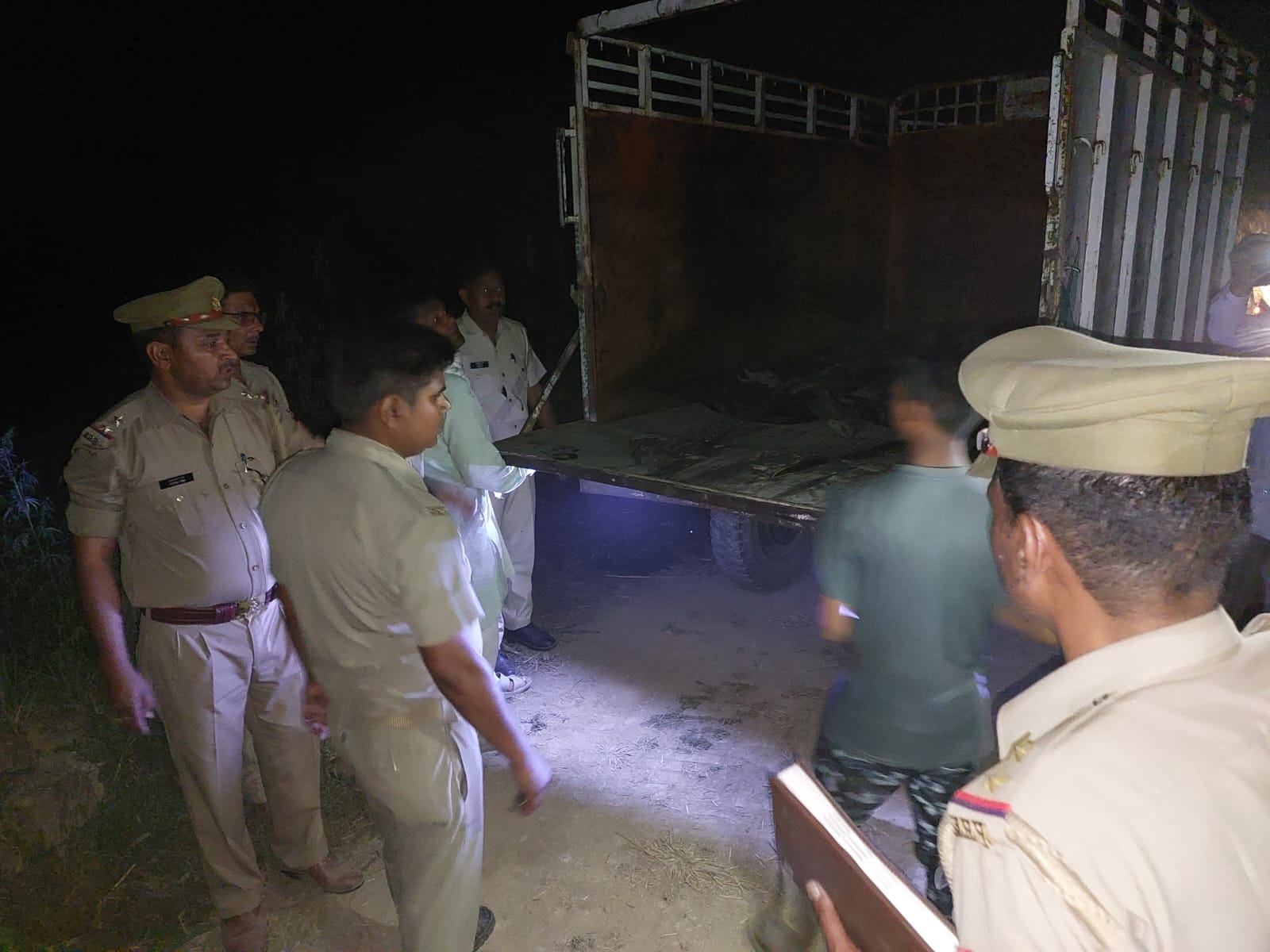 गांव सल्फा में पिता-पुत्र की हत्या की सूचना पर पहुंची पुलिस। गांव सल्फा में पिता-पुत्र की हत्या की सूचना पर पहुंची पुलिस।