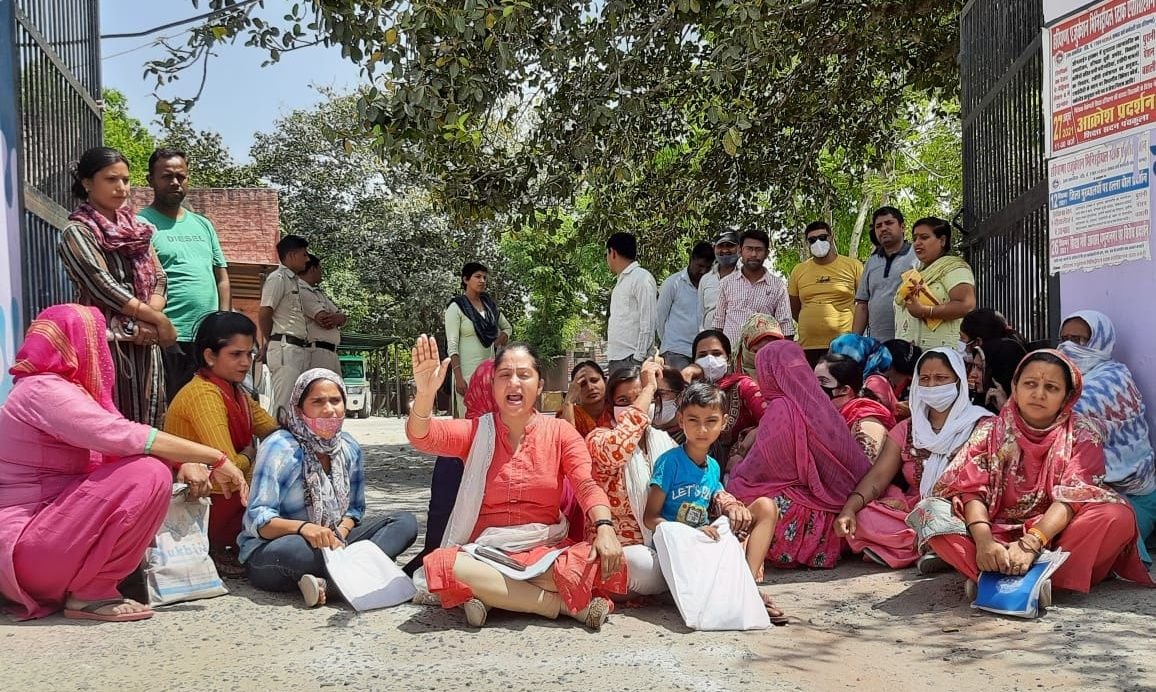  जिला शिक्षा अधिकारी कार्यालय के द्वार पर धरने पर बैठे अभिभावक मांगों को लेकर नारेबाजी करते हुए। 