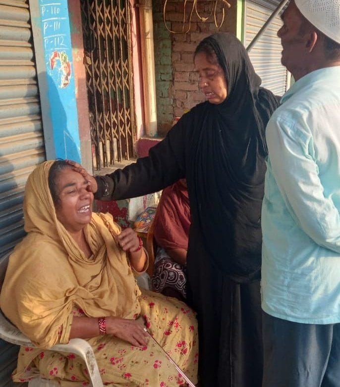 कोहडौर में सिलेन्डर फटने से घायल इलाज के दौरान मृत युवक के बिलखते परिजन। संवाद