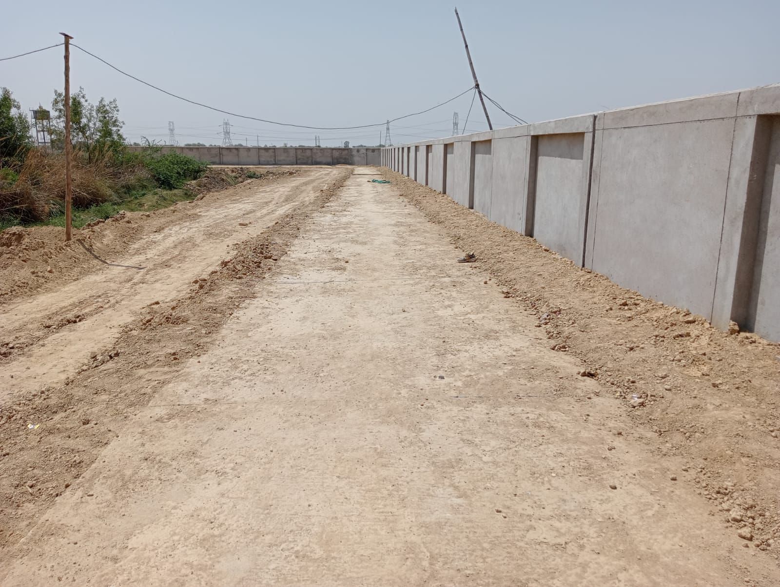 La route CC construite par le district Panchayat jouxtant le mur de la résidence du magistrat du district en construction à Kakor.  Non?