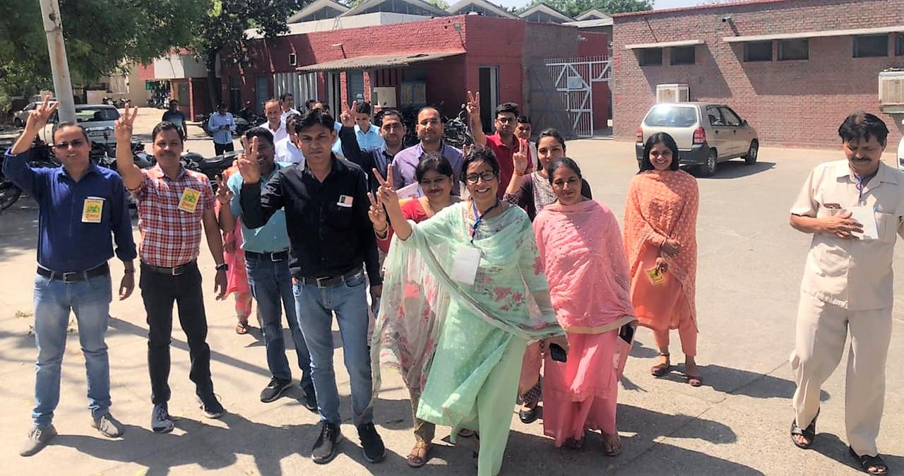 कर्मचारियों से वोट की अपील करती प्रधान पद की प्रत्याशी रजवंत कौर। संवाद कर्मचारियों से वोट की अपील करती प्रधान पद की प्रत्याशी रजवंत कौर। संवाद