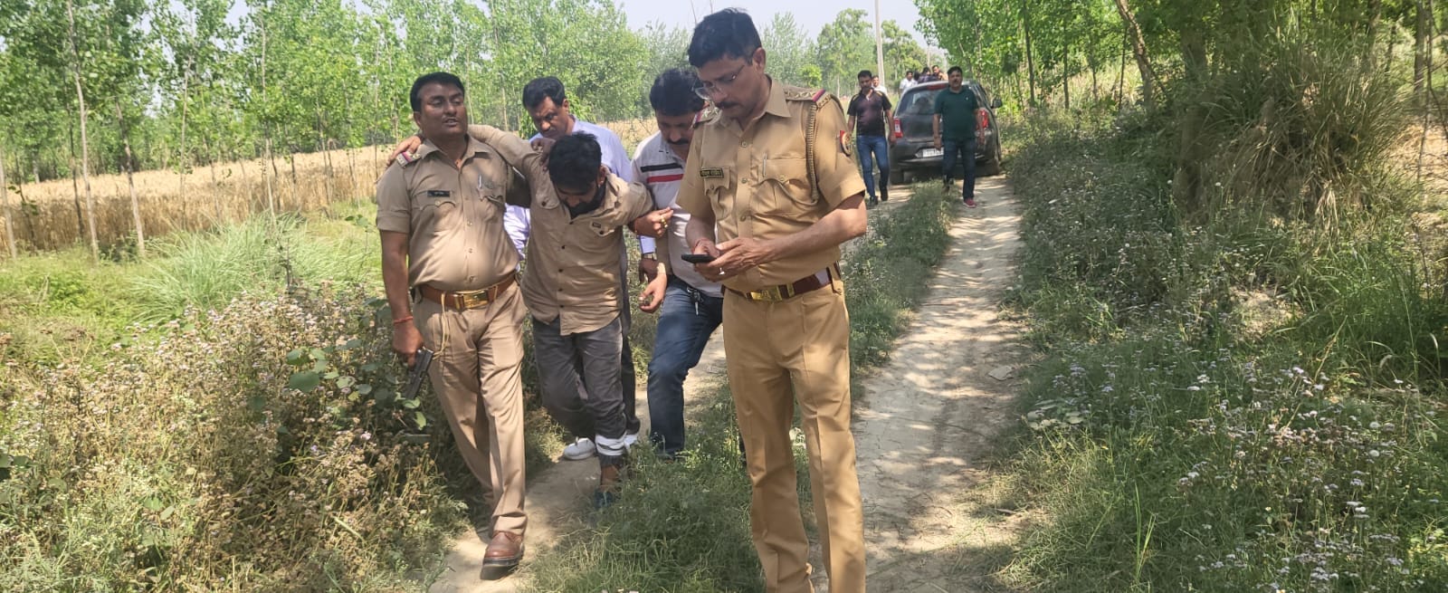 मुठभेड़ में घायल हुए बदमाश को ले जाती पुलिस