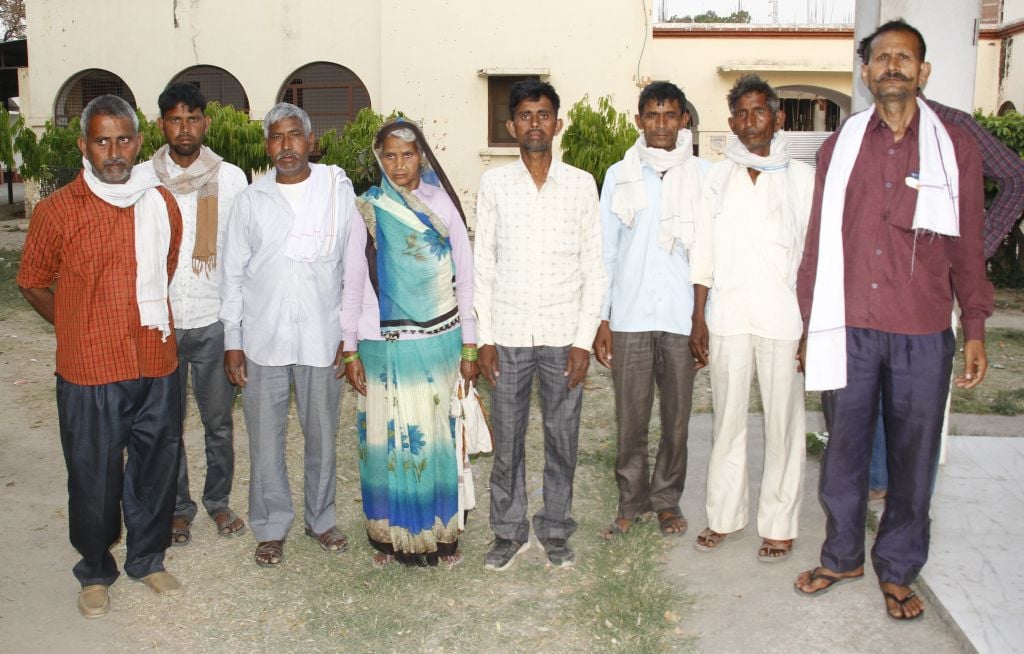 न्यायालय परिसर में सजा सुनाये जाने के दौरान पहुंचे नत्थूलाल के परिवार वाले। संवाद न्यायालय परिसर में सजा सुनाये जाने के दौरान पहुंचे नत्थूलाल के परिवार वाले। संवाद