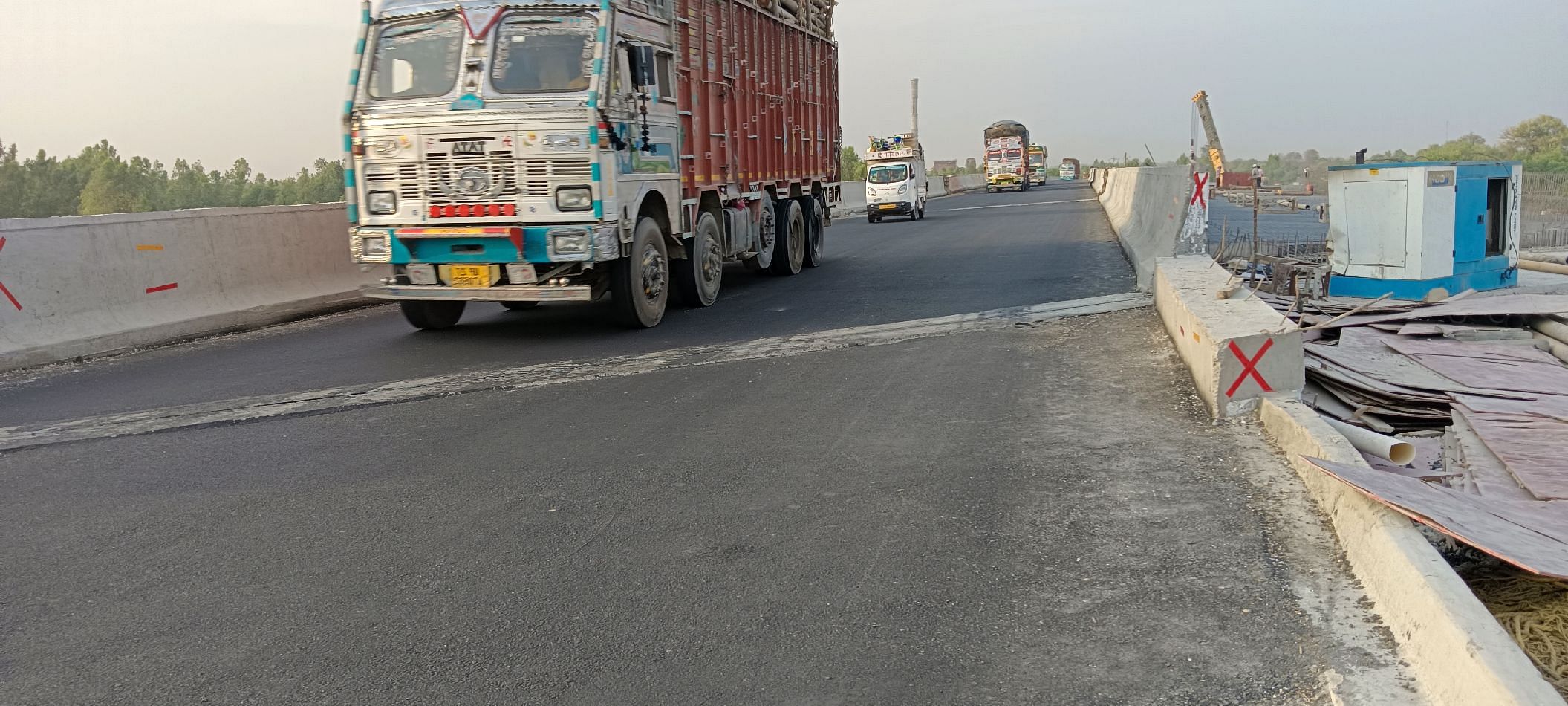ओवरब्रिज से गुजरते वाहन