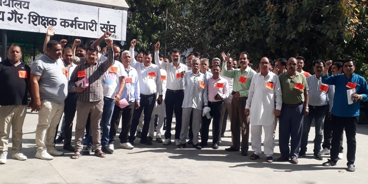 प्रचार करते कक्कड़ ग्रुप के प्रधान पद के प्रत्याशी नीलकंठ शर्मा व उनके समर्थक। संवाद प्रचार करते कक्कड़ ग्रुप के प्रधान पद के प्रत्याशी नीलकंठ शर्मा व उनके समर्थक। संवाद
