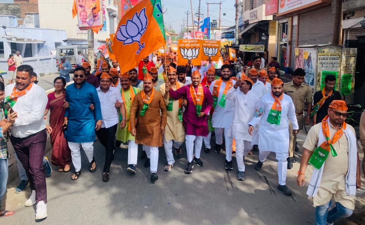 स्थापना दिवस पर पदयात्रा निकालते भाजपाई। संवाद स्थापना दिवस पर पदयात्रा निकालते भाजपाई। संवाद