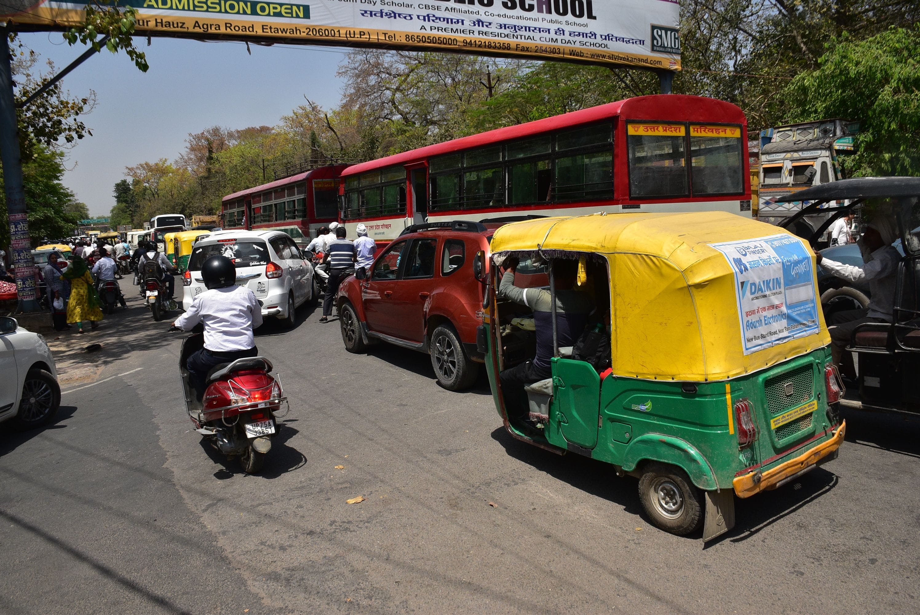 सिविल लाइन थाने के बाहर लगा लंबा जाम सिविल लाइन थाने के बाहर लगा लंबा जाम