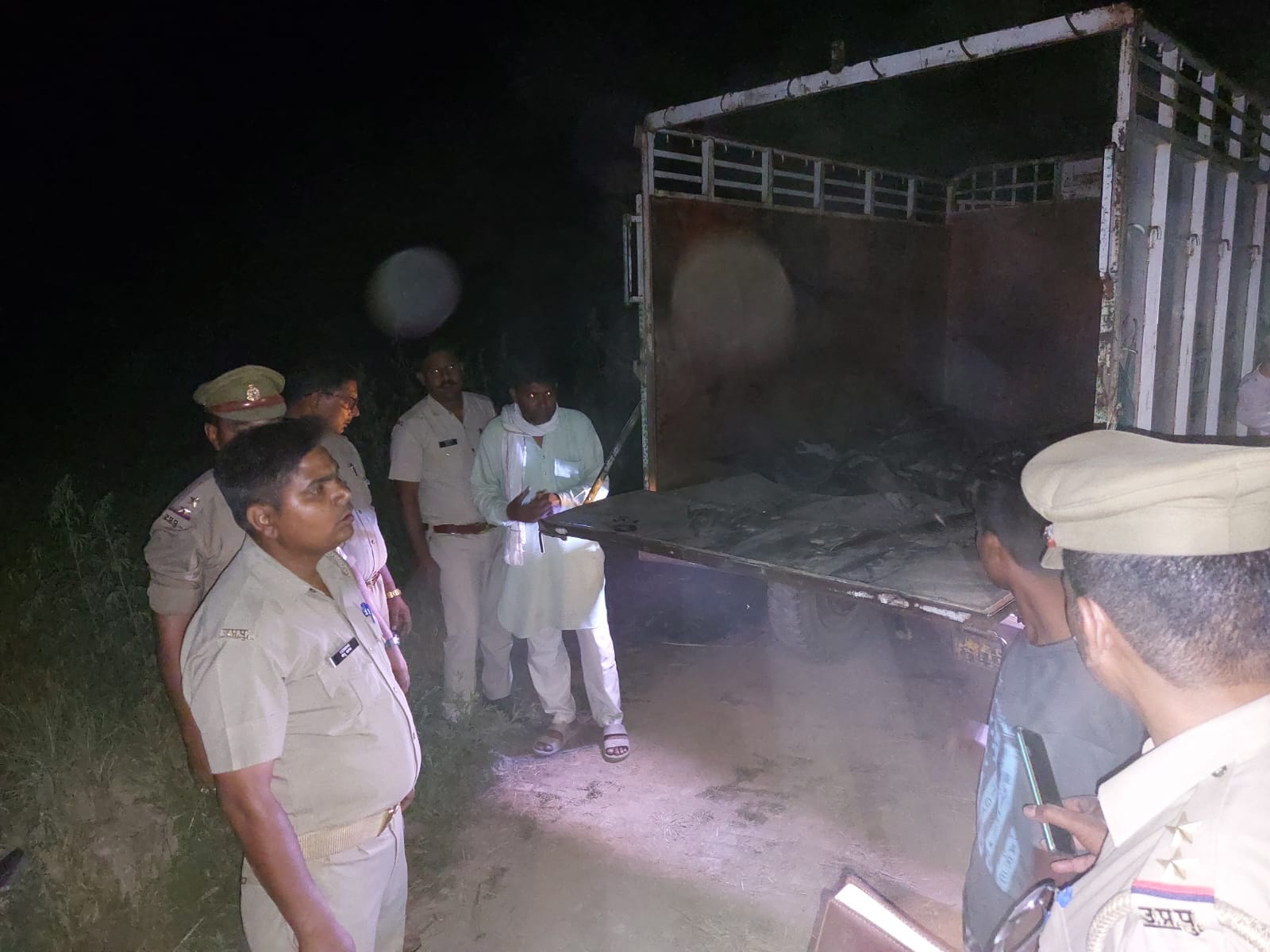शामली : गांव सल्फा में पिता-पुत्र की हत्या की सूचना पर पहुंची पुलिस। शामली : गांव सल्फा में पिता-पुत्र की हत्या की सूचना पर पहुंची पुलिस।