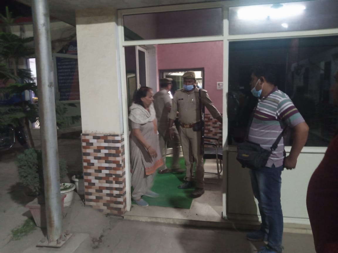 शामली : कांधला थाने में पहुंचे पीड़ित परिजन। शामली : कांधला थाने में पहुंचे पीड़ित परिजन।