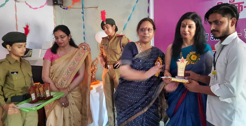 देवबंद के राजकीय महाविद्यालय में वार्षिकोत्सव में मेधावी छात्रों को पुरस्कृत करती कांशीराम रा?
