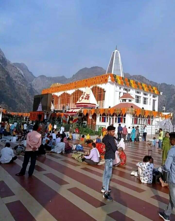 7 फवारा चैक पर खड़े यात्री  8 अर्दकुवारी मंदिर मा मुख्य दवार 9 अर्दकुवारी मंदिर की गई सजावट  10 भवन में