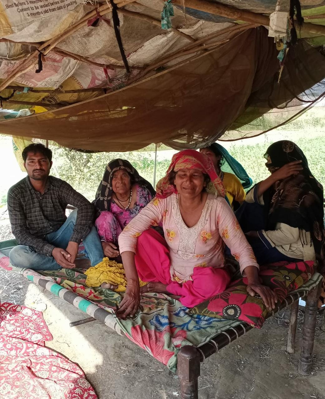 बच्ची की मौत के बाद विलाप करते परिजन