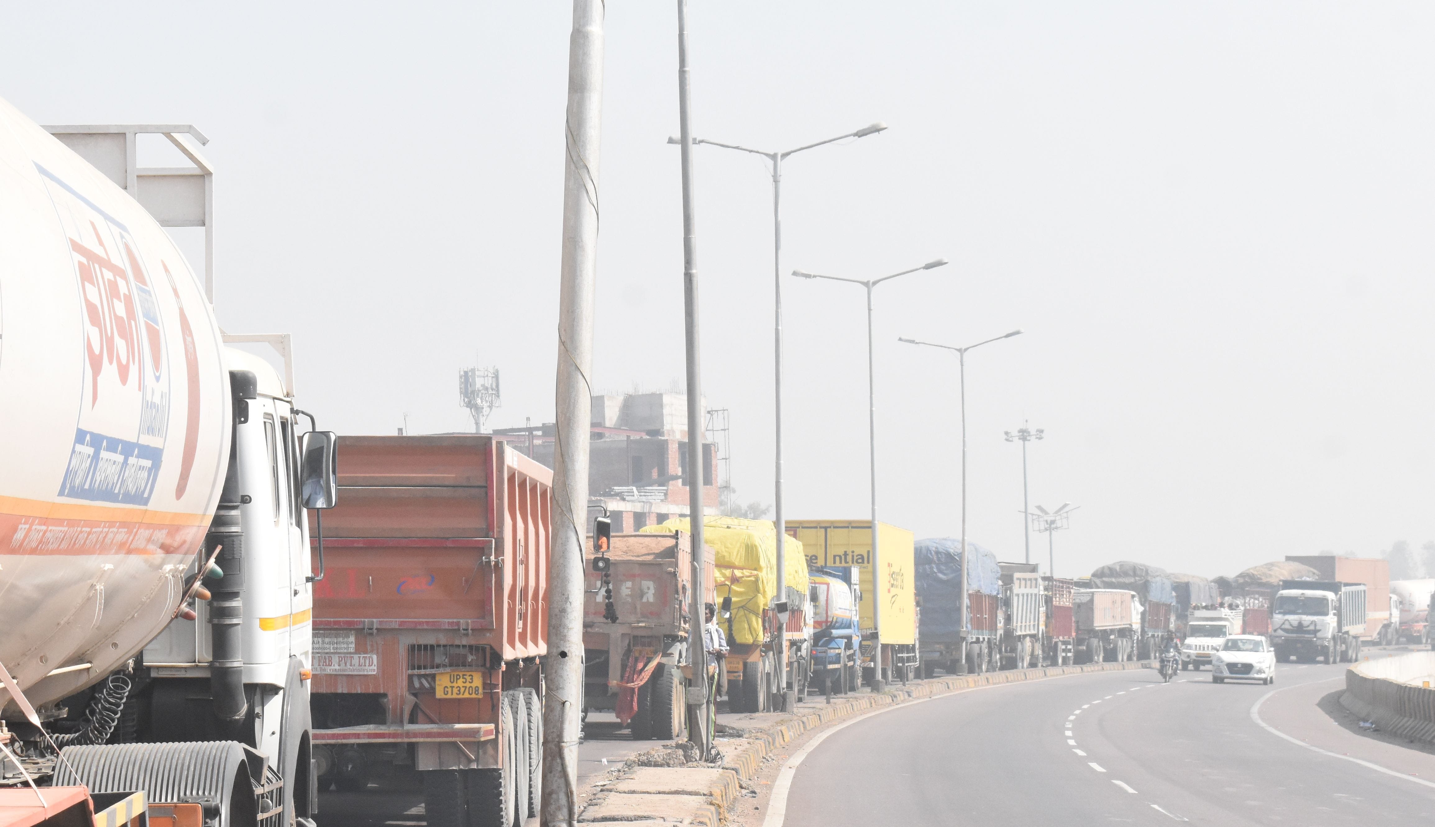 हाइवे पर लखनऊ से कानपुर जाने वाली लेन पर लगा जाम। संवाद