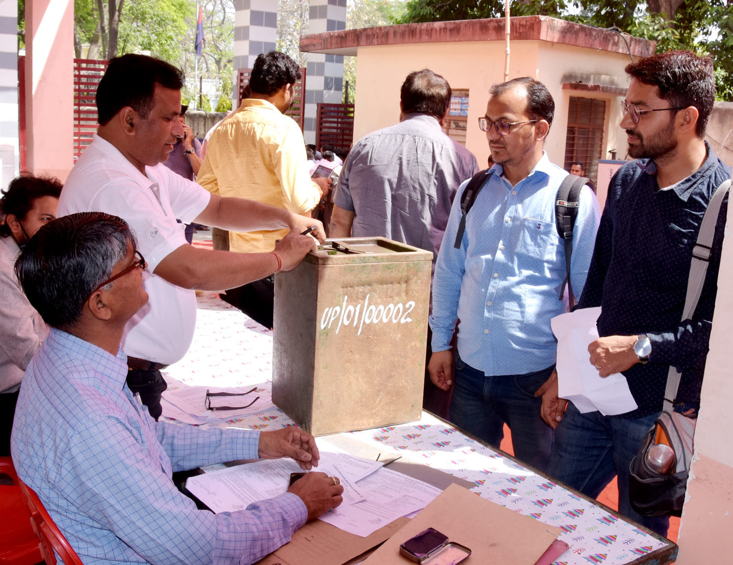 कलक्ट्रेट से एमएलसी चुनाव के लिये रवाना पोलिंग पार्टी