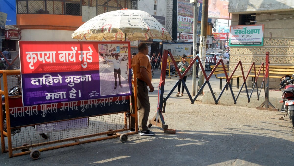 नगर के दालमंडी चौराहा पर  यातायात पुलिस द्वारा की गई बैरिकेडिगं ।