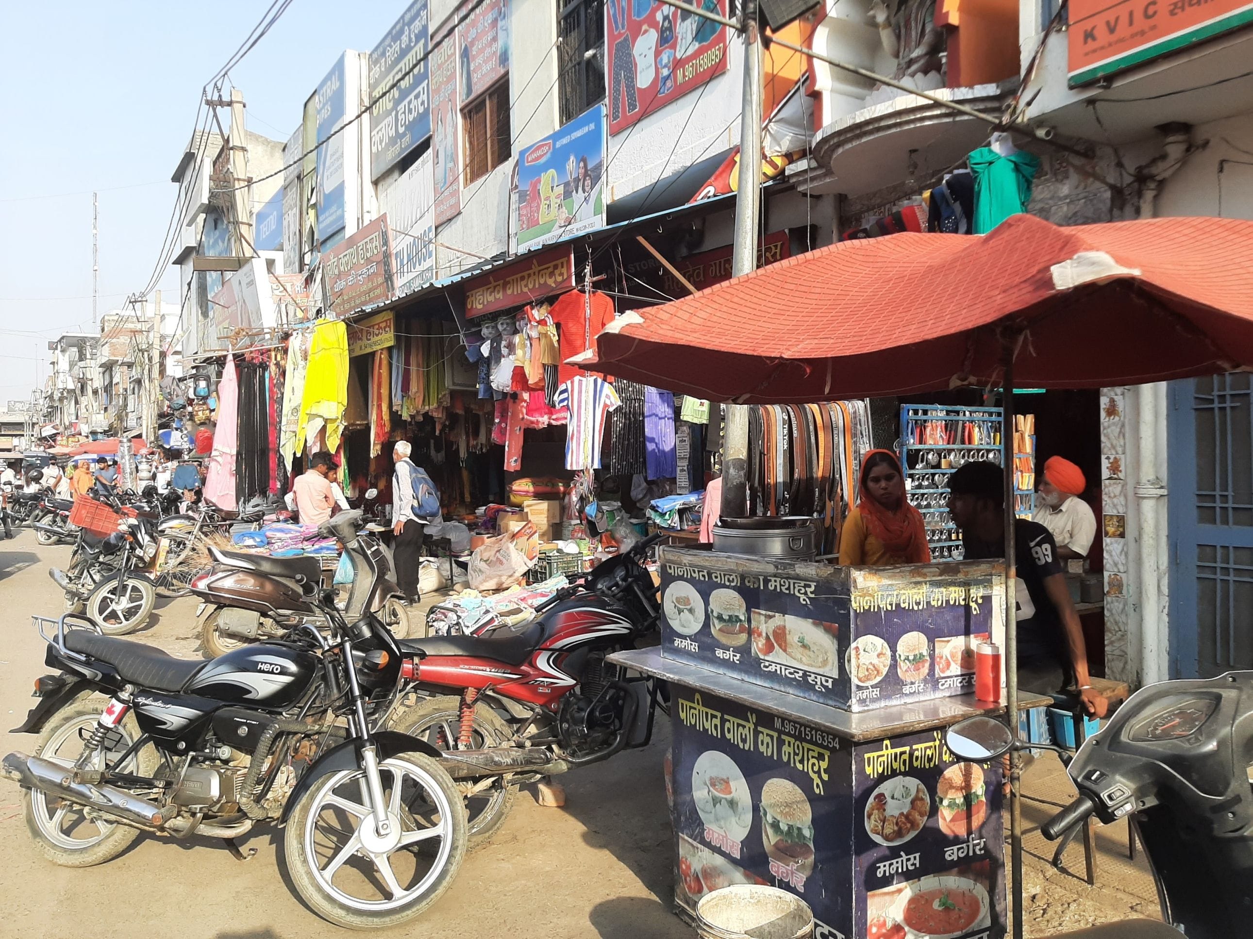 समालखा। आधे घंटे बाद फिर दुकानदारों ने किया अतिक्रमण समालखा। आधे घंटे बाद फिर दुकानदारों ने किया अतिक्रमण