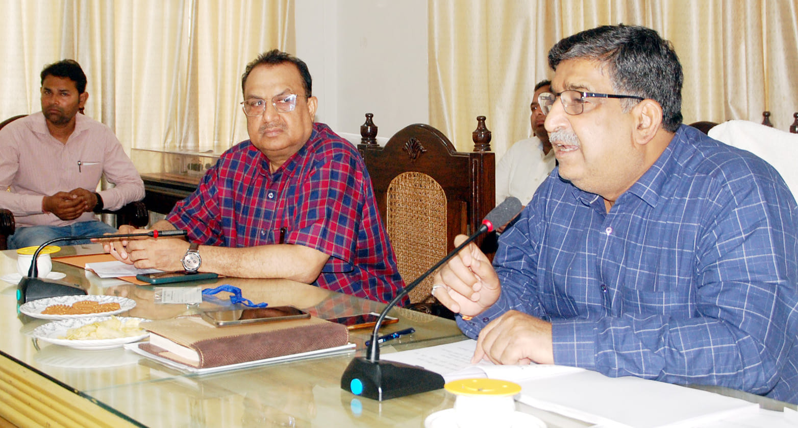 शामली कलक्ट्रेट सभागार में एमएलसी चुनाव के मतदान कार्मिकों को प्रशिक्षण देते सीडीओ शंभूनाथ तिव?