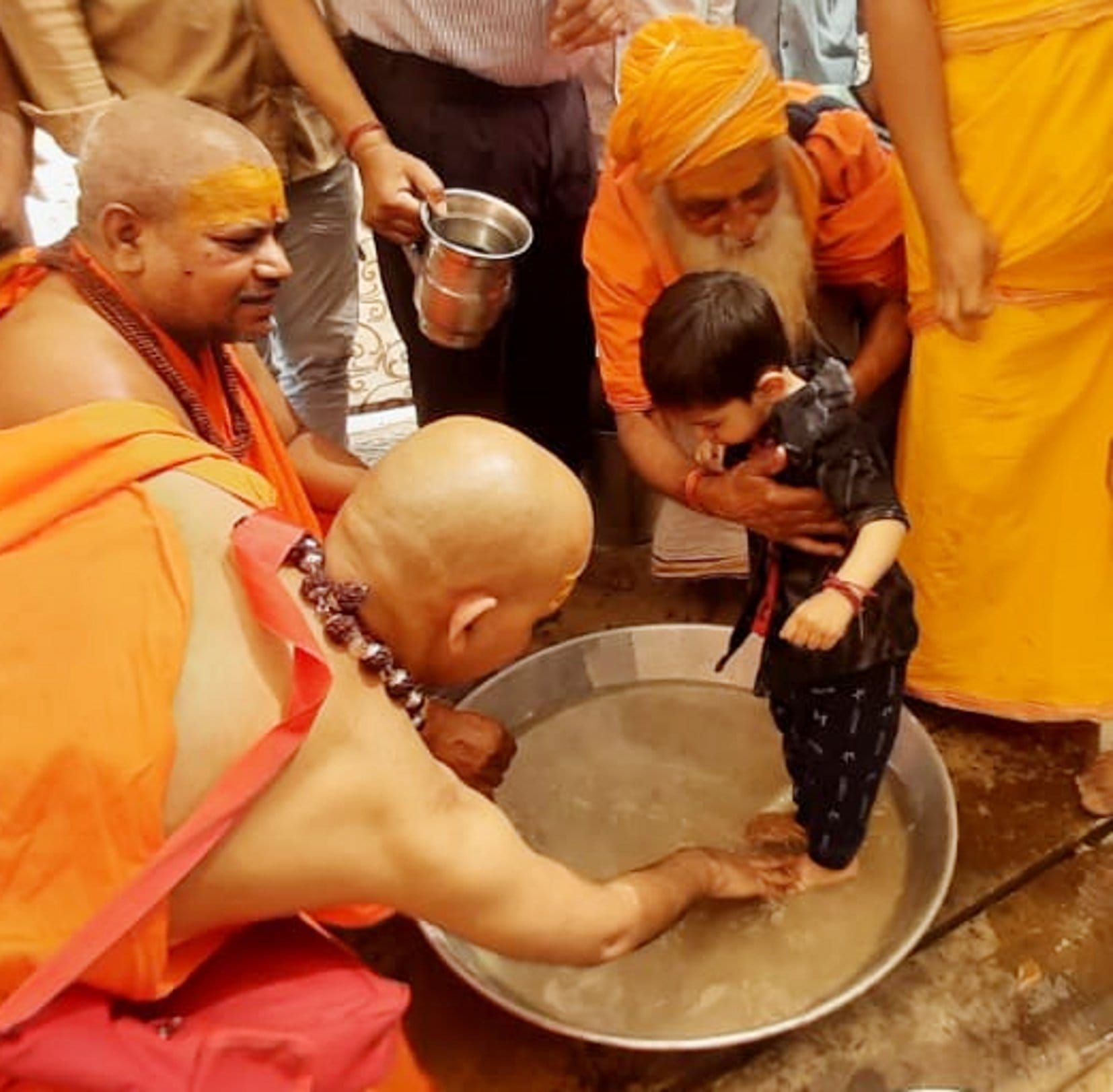 या देवी सर्वभूतेषु शक्ति रूपेण सस्थिता: अमीनगर सराय में छोटी कन्या का चरण धोते निर्मल चेत्न्य जी 
