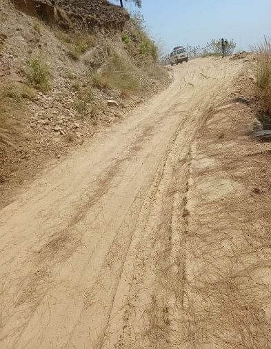 Jalan Buruk Di Pedesaan Bhikiyasain