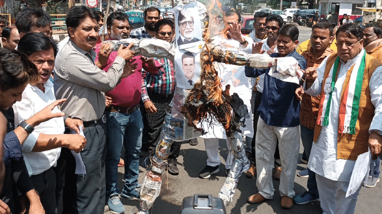Kongres membakar patung Amitabh Bachchan dan Akshay Kumar tentang masalah inflasi, alasan demonstrasi itu tidak masuk akal