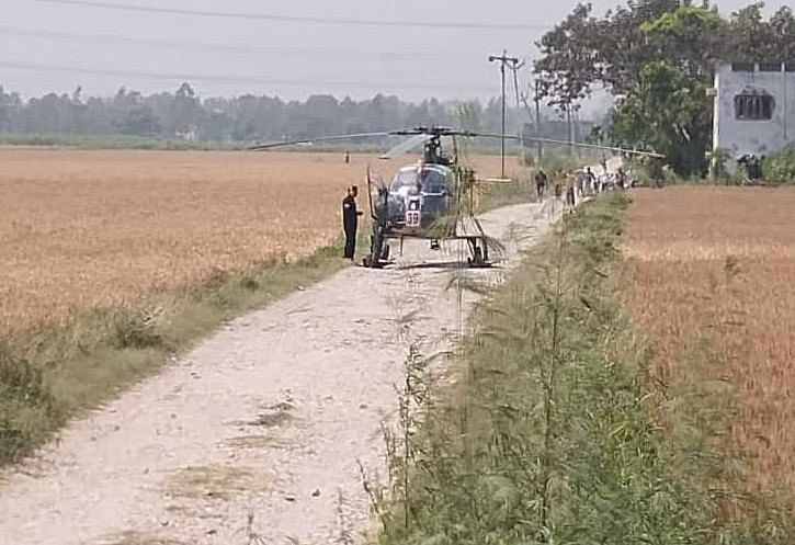 Pendaratan Darurat Dengan Helikopter Di Kudeshwari.  Helikopter tentara melakukan pendaratan darurat di Kundeshwari