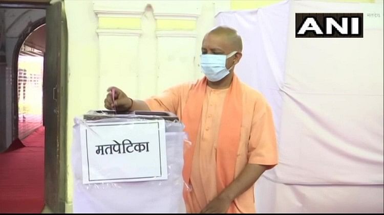यूपी विधान परिषद चुनाव Live: 27 सीटों पर मतदान जारी, सीएम योगी ने गोरखपुर में डाला वोट