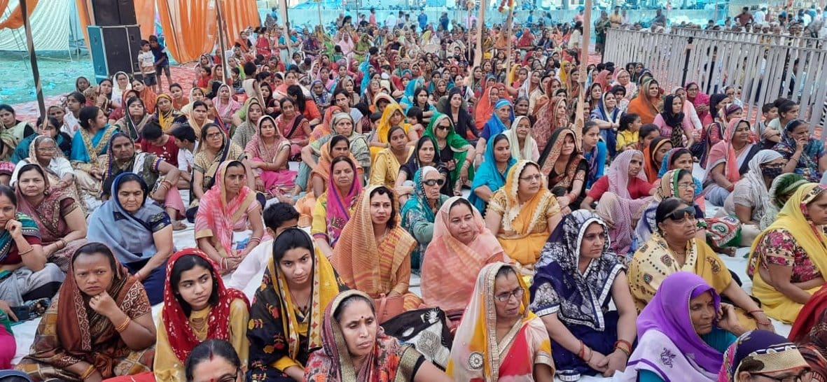 अमीनगर सराय में प्रवचन सुनती महिला श्रद्घालु
