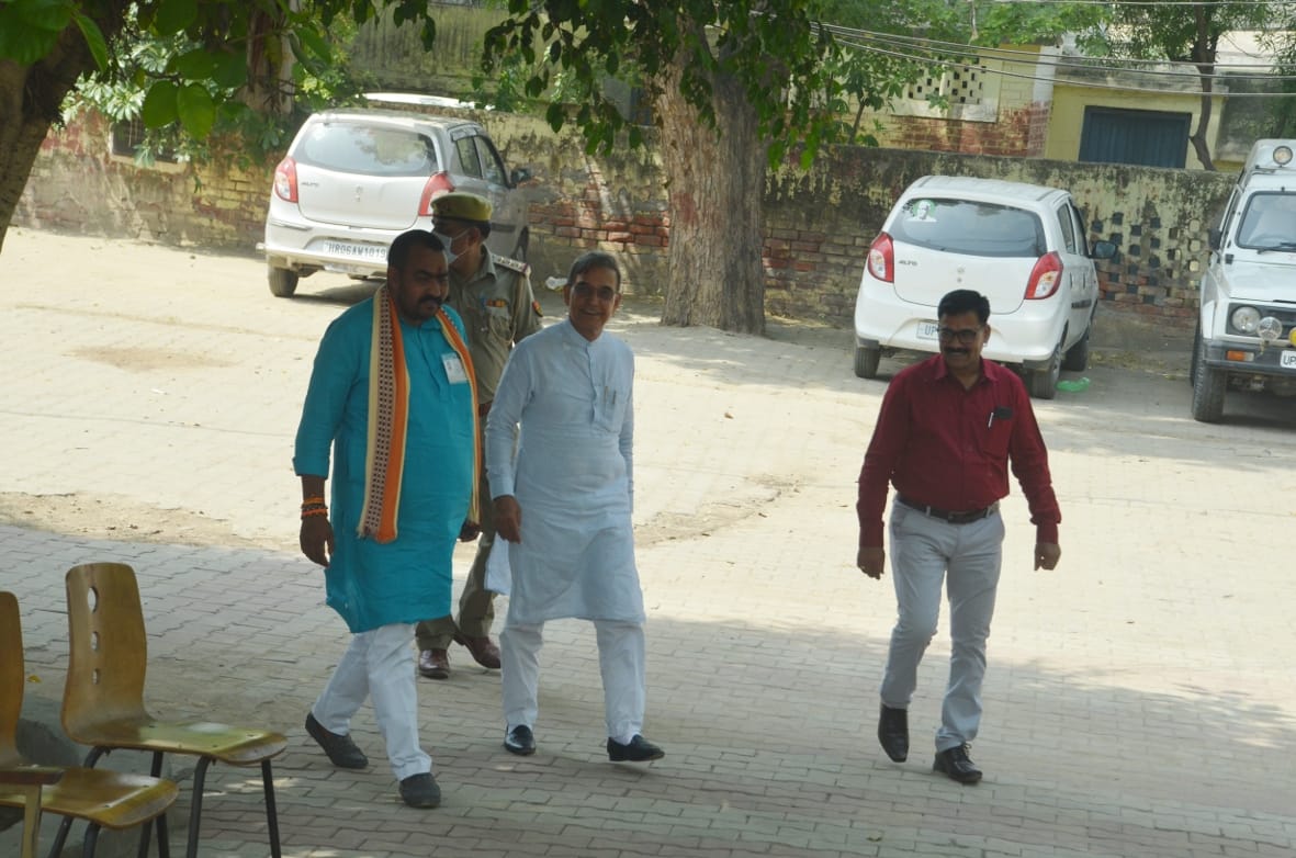 बागपत ब्लॉक में निरीक्षण करके आते सांसद डॉ.सत्यपाल सिंह बागपत ब्लॉक में निरीक्षण करके आते सांसद डॉ.सत्यपाल सिंह