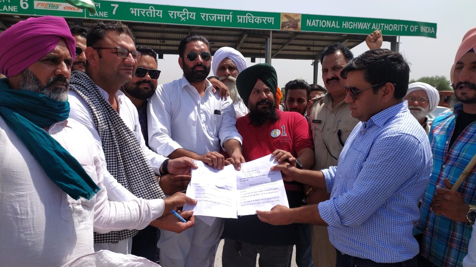 भावदीन टोल प्लाजा पर अधिकारी को मांग पत्र सौंपते किसान भावदीन टोल प्लाजा पर अधिकारी को मांग पत्र सौंपते किसान