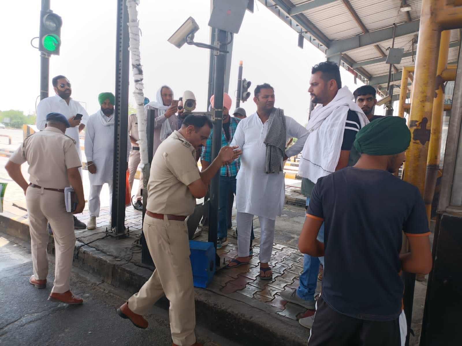 भावदीन टोल प्लाजा पर किसानों को समझाते पुलिस अधिकारी। भावदीन टोल प्लाजा पर किसानों को समझाते पुलिस अधिकारी।