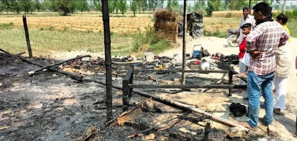 बाजपुर के गांव कनोरी में आग से जली झोपड़ी।