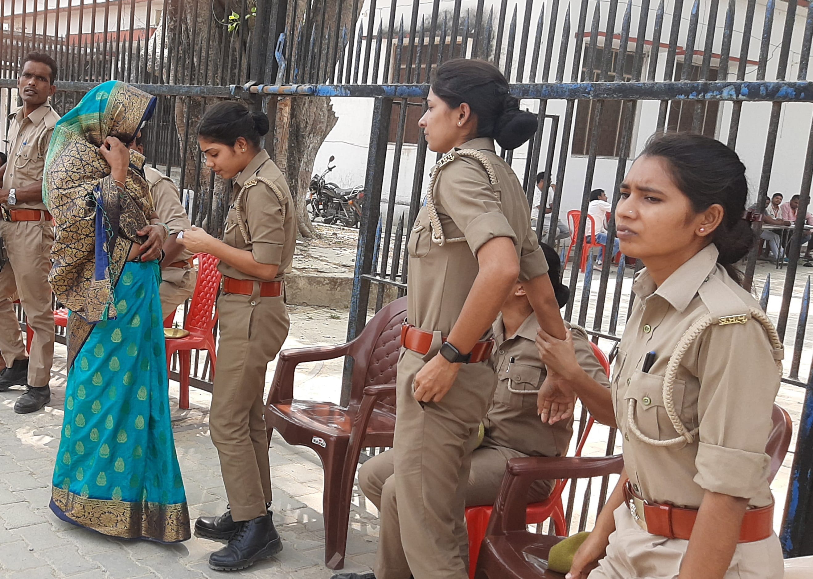 एमएलसी के चुनाव में वोट देने के लिए बडरांव ब्लॉक पर जा रहे मतदाता की चेकिंग करती पुलिस।संवाद