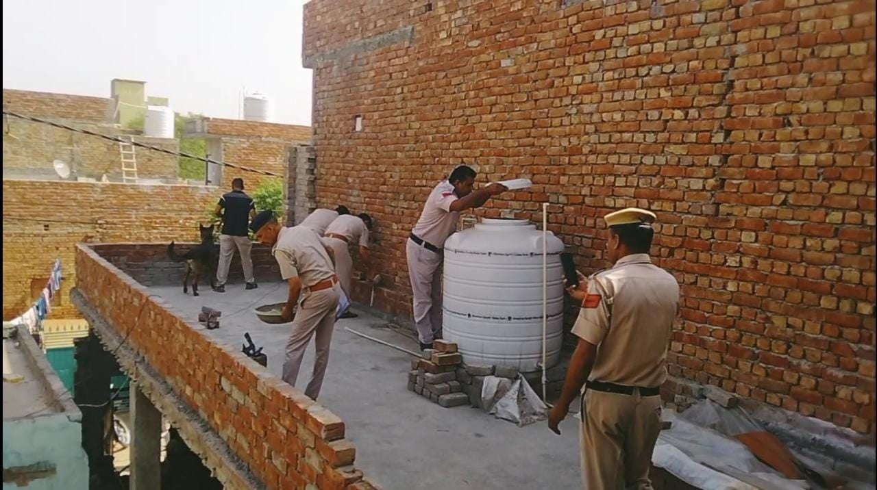 फतेहाबाद में नशा तस्करी रोकने के लिए घरों में पानी की टंकियों की जांच करते पुलिसकर्मी।