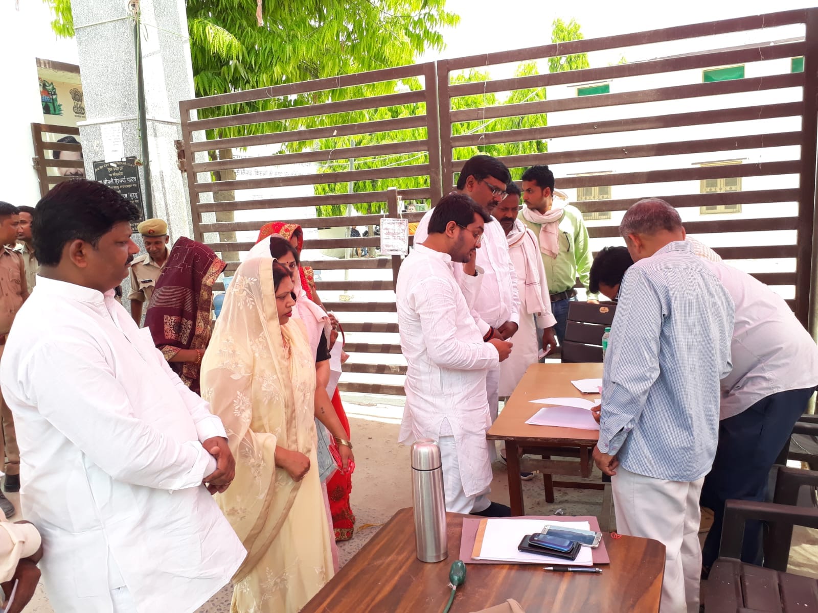 फतहपुर मंडाव ब्लाक पर एमएलसी  चुनाव में वोट देने जाते विधायक राम विलास चौहान और अन्य।संवाद