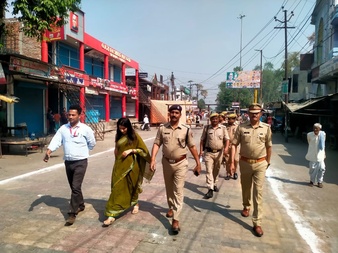 गंगोह में मतदान का जायजा लेने पहुंचे अधिकारी