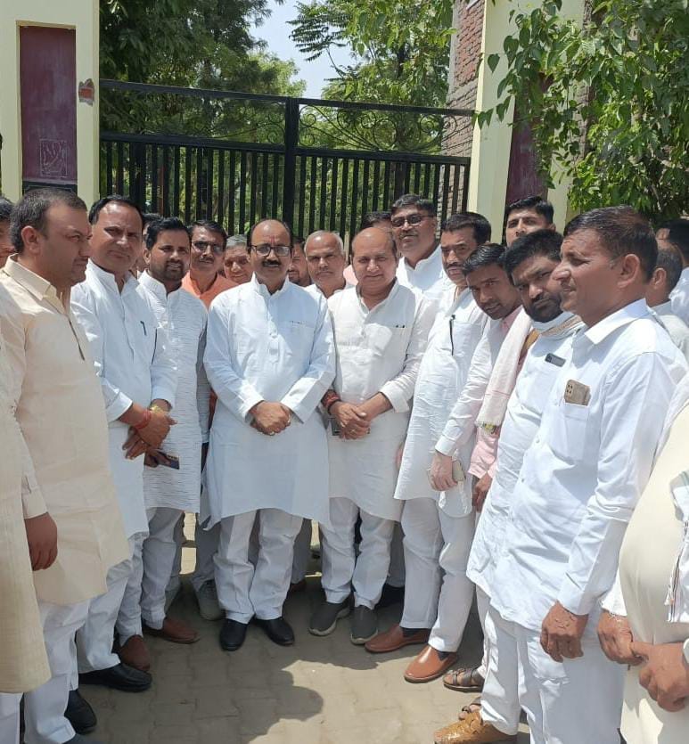 गंगोह मतदान केंद्र पर पहुंचे सांसद प्रदीप चौधरी और विधायक चौ कीरत सिंह